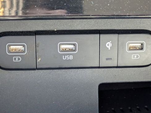 Used 2022 Kia Carnival EX image 26