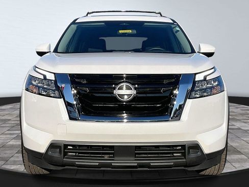 Used 2025 Nissan Pathfinder SV w/ SV Premium Package image 3