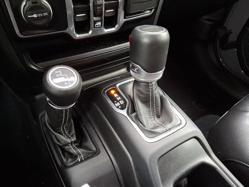 Used 2022 Jeep Gladiator Overland w/ LED Lighting Group AWD/4WD image 17