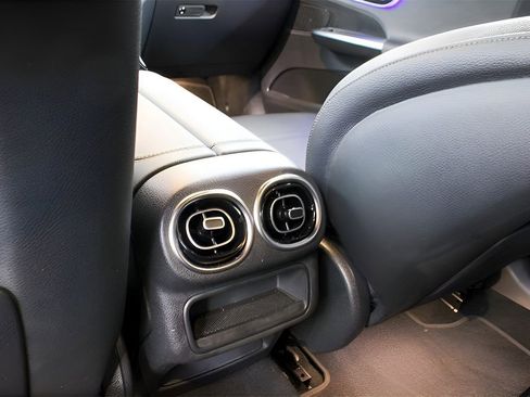 Used 2024 Mercedes-Benz GLC 300 4MATIC image 15