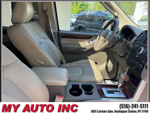 Used 2011 Nissan Pathfinder LE w/ Navigation Pkg image 30