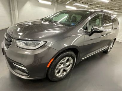 Used 2023 Chrysler Pacifica Limited w/ Uconnect Theater Family Group