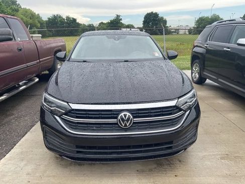 Used 2024 Volkswagen Jetta SE FWD image 2