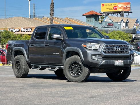 Used 2017 Toyota Tacoma TRD Off-Road image 8