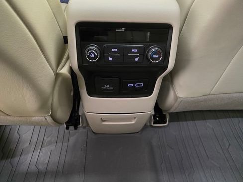 Used 2023 GMC Acadia Denali w/ Denali Ultimate Package AWD/4WD image 33