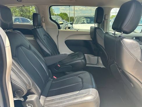 Used 2023 Chrysler Pacifica Touring-L FWD image 38