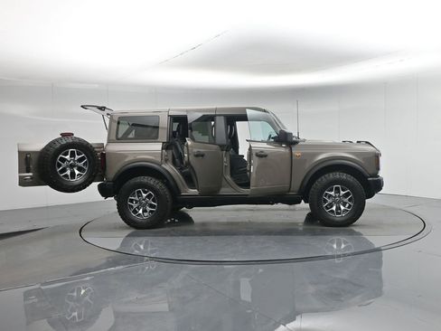 Used 2025 Ford Bronco Badlands image 4