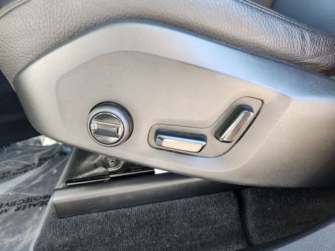 Used 2023 Volvo XC60 T8 Plus image 8