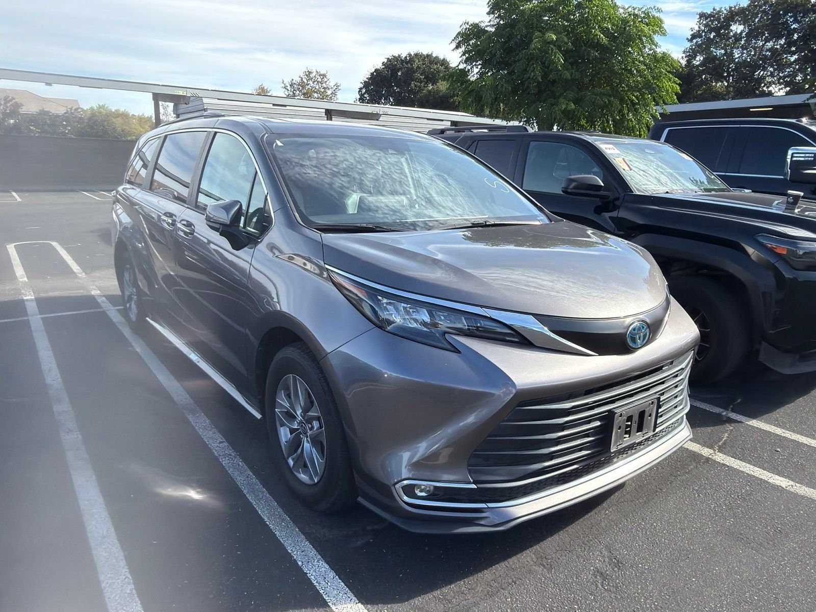 Certified 2024 Toyota Sienna XLE FWD image 2