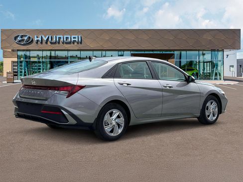 New 2025 Hyundai Elantra SE image 8