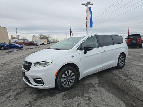 Used 2024 Chrysler Pacifica Limited FWD image 8