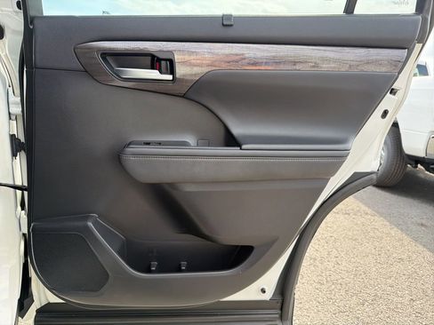 Used 2020 Toyota Highlander Limited image 17