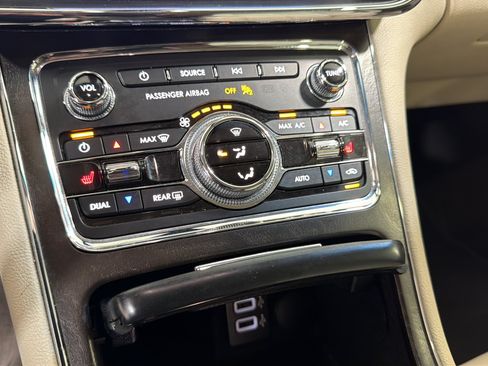 Used 2020 Lincoln Continental w/ Convenience Package FWD image 19