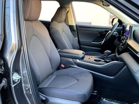 Used 2024 Toyota Highlander LE image 27