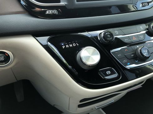 Used 2020 Chrysler Voyager Lxi image 28