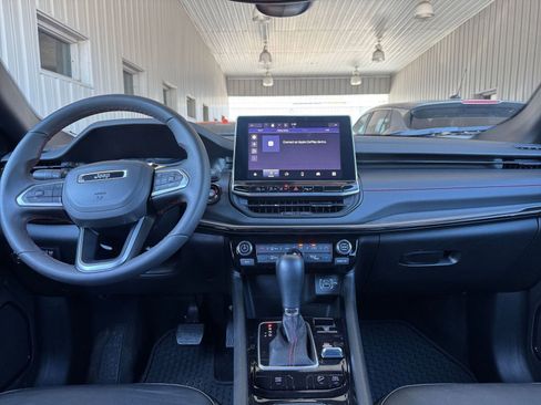 Used 2025 Jeep Compass Trailhawk image 21