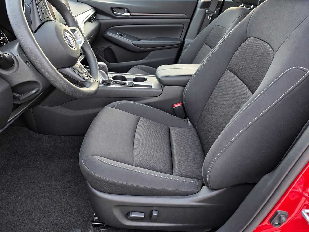 Used 2025 Nissan Altima 2.5 SV FWD image 13