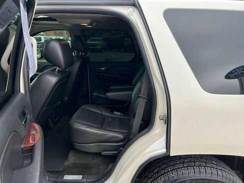 Used 2010 Cadillac Escalade Luxury image 17