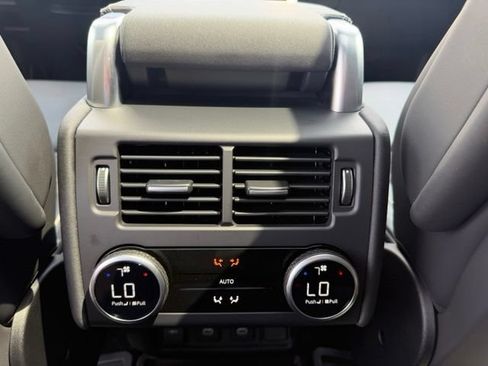 Used 2024 Land Rover Discovery Dynamic SE AWD/4WD image 4
