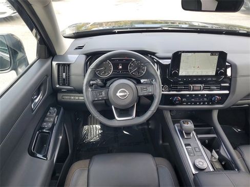 Used 2024 Nissan Pathfinder SL image 28