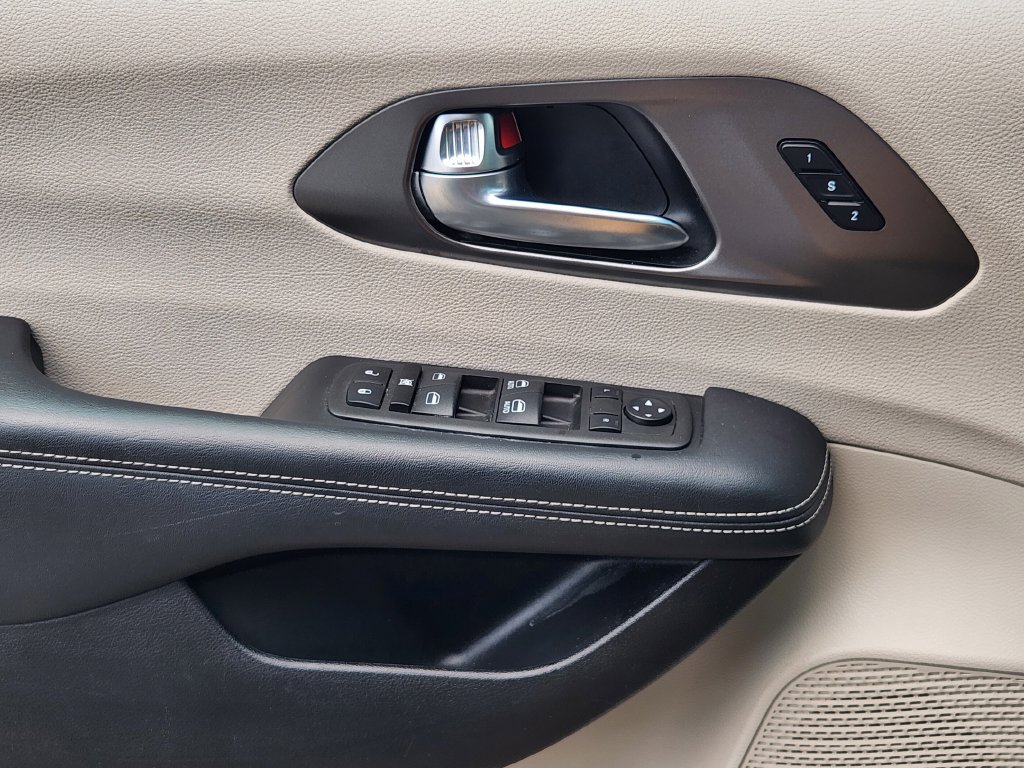 Used 2023 Chrysler Pacifica Touring-L FWD image 23