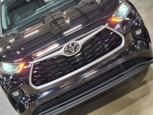 Used 2022 Toyota Highlander XLE FWD image 19