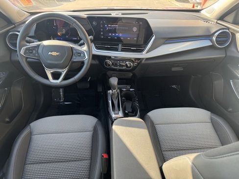 Used 2025 Chevrolet Trax LT w/ LT Convenience Package image 17