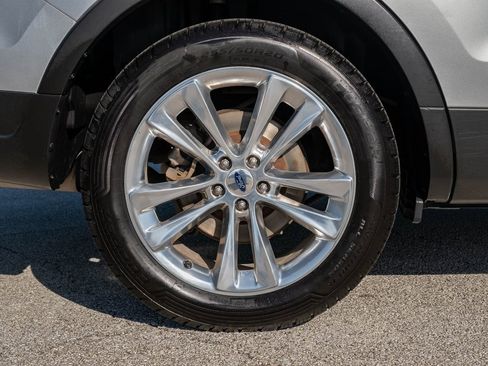 Used 2018 Ford Explorer XLT w/ Equipment Group 202A image 9