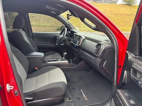 Used 2022 Toyota Tacoma TRD Off-Road AWD/4WD image 26