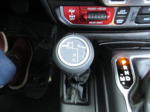 Used 2025 Jeep Wrangler Unlimited Rubicon w/ Convenience Group AWD/4WD image 48