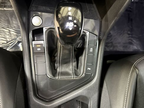 Used 2022 Volkswagen Tiguan SE R-Line FWD image 38