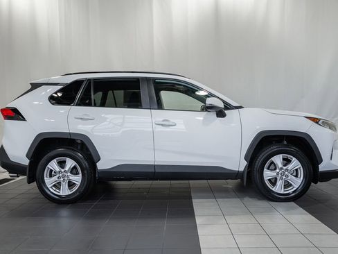 Used 2021 Toyota RAV4 XLE w/ Convenience Package FWD image 3