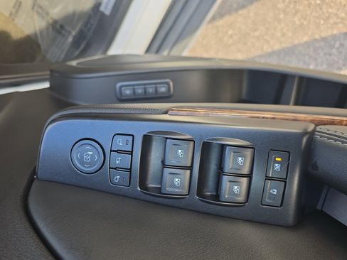 Used 2017 Chevrolet Suburban Premier image 30