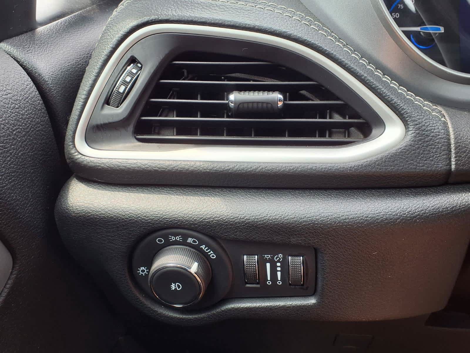 Used 2024 Chrysler Pacifica Limited FWD image 29