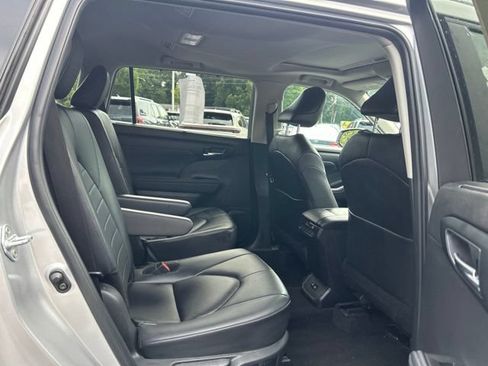 Used 2024 Toyota Highlander XLE AWD/4WD image 19