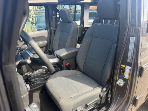 Used 2025 Jeep Wrangler Unlimited Sahara w/ Safety Group AWD/4WD image 10