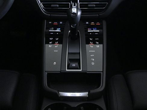 Certified 2025 Porsche Macan image 16