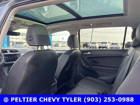 Used 2022 Volkswagen Tiguan SE w/ Panoramic Sunroof Package image 19