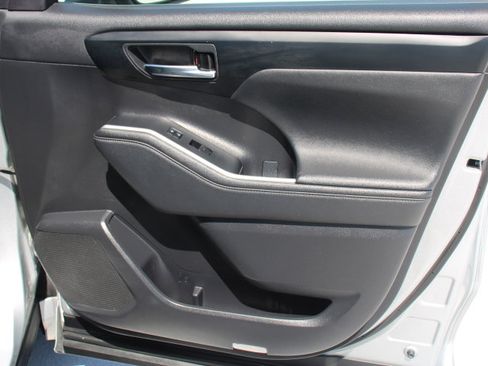 Used 2023 Toyota Highlander XLE FWD image 20
