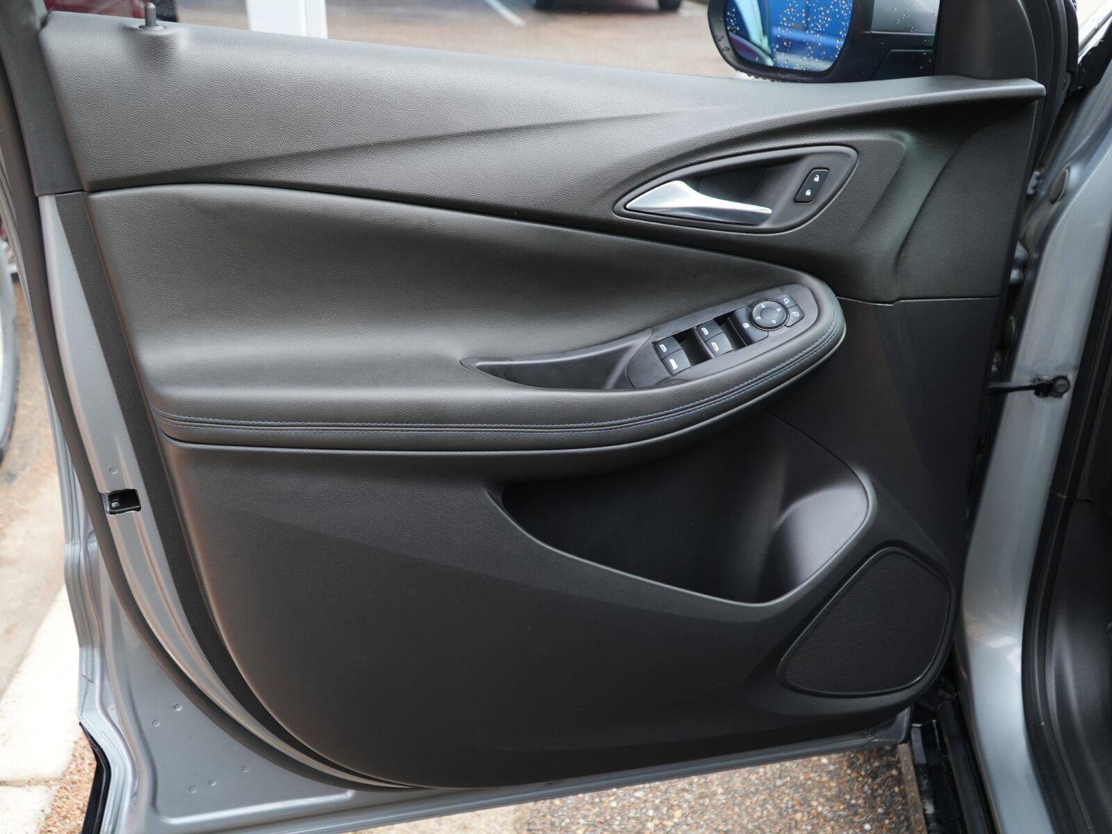 Used 2025 Buick Encore GX Sport Touring FWD image 4