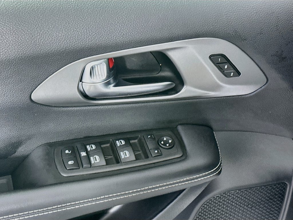 Used 2025 Chrysler Pacifica Select FWD image 24