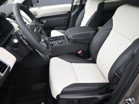 New 2026 Land Rover Discovery Dynamic SE image 5