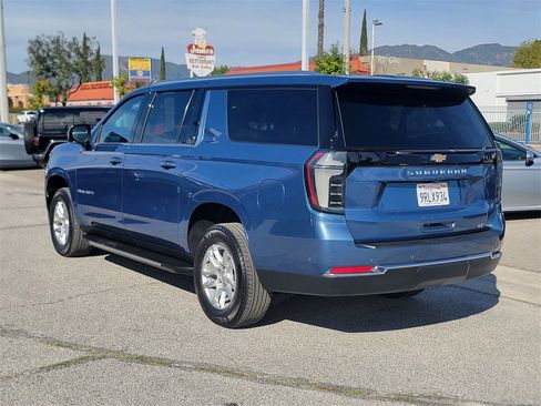 Used 2025 Chevrolet Suburban LT w/ Comfort Package image 6