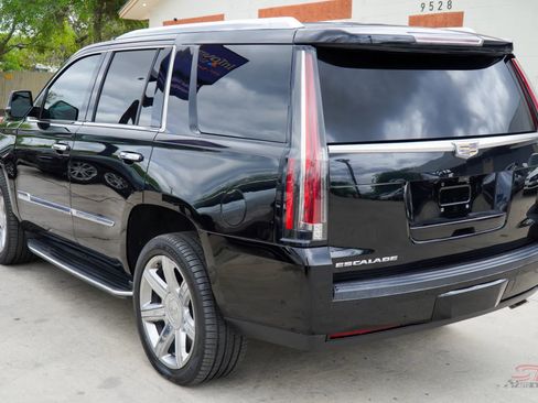 Used 2017 Cadillac Escalade Luxury image 4