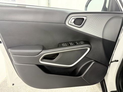 Used 2021 Kia Soul LX image 14