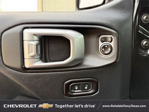 Used 2018 Jeep Wrangler Unlimited Sahara image 25