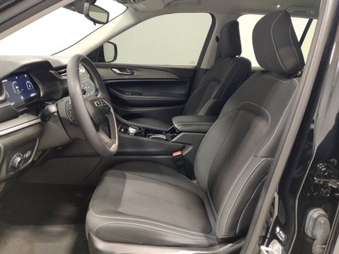 Used 2023 Jeep Grand Cherokee Laredo AWD/4WD image 17