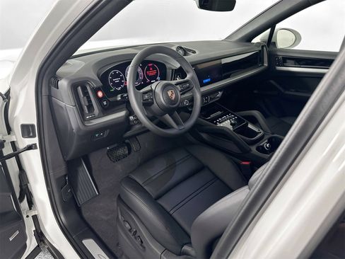 Certified 2025 Porsche Cayenne Coupe image 4