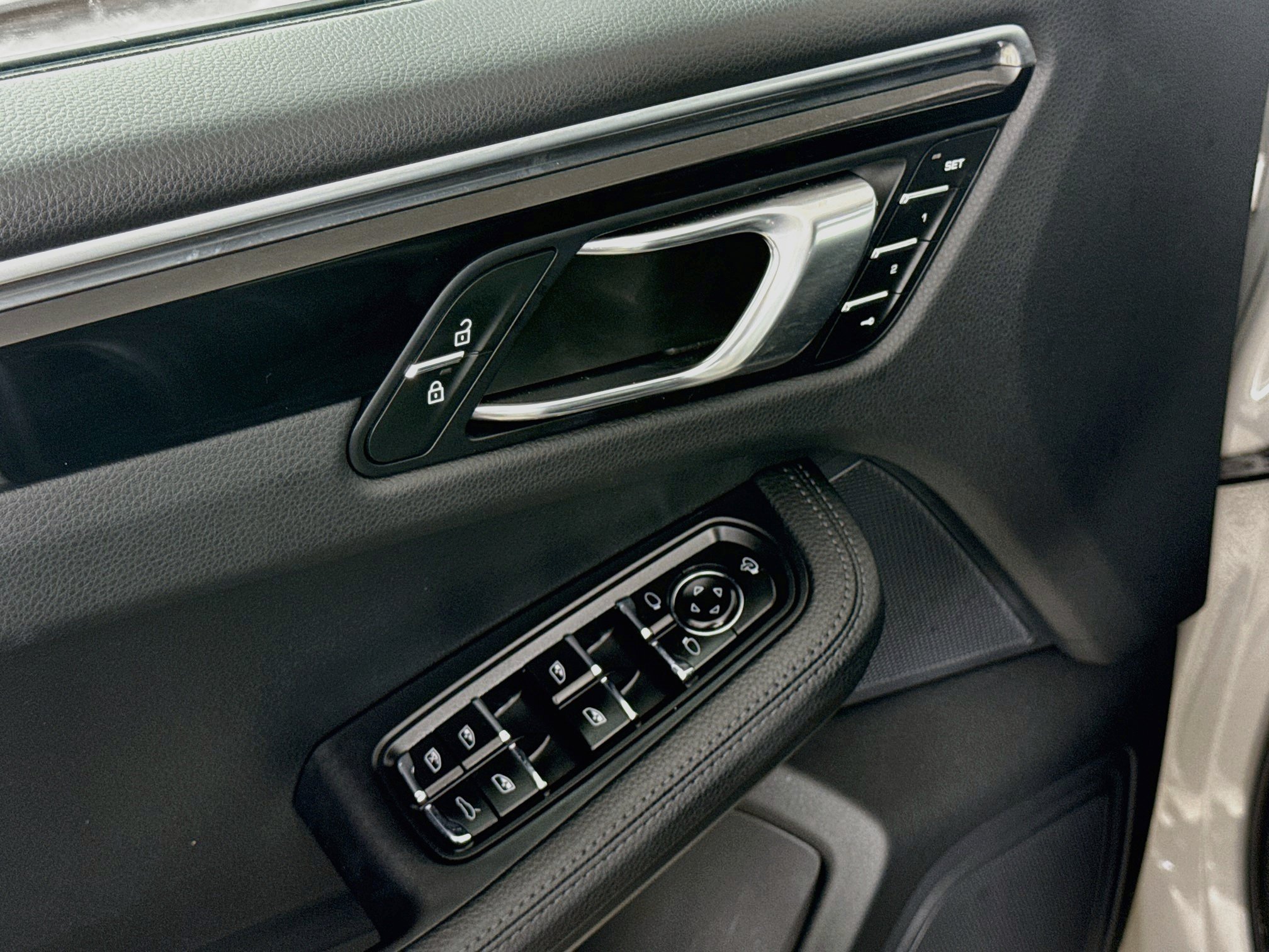 Certified 2023 Porsche Macan AWD/4WD image 11