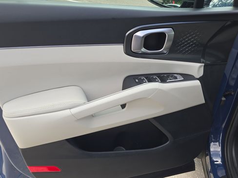 Certified 2025 Kia Sorento S w/ Panoramic Sunroof Package FWD image 18